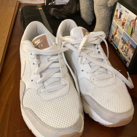 Women’s white Nikes size 8 - Picture 4 of 4